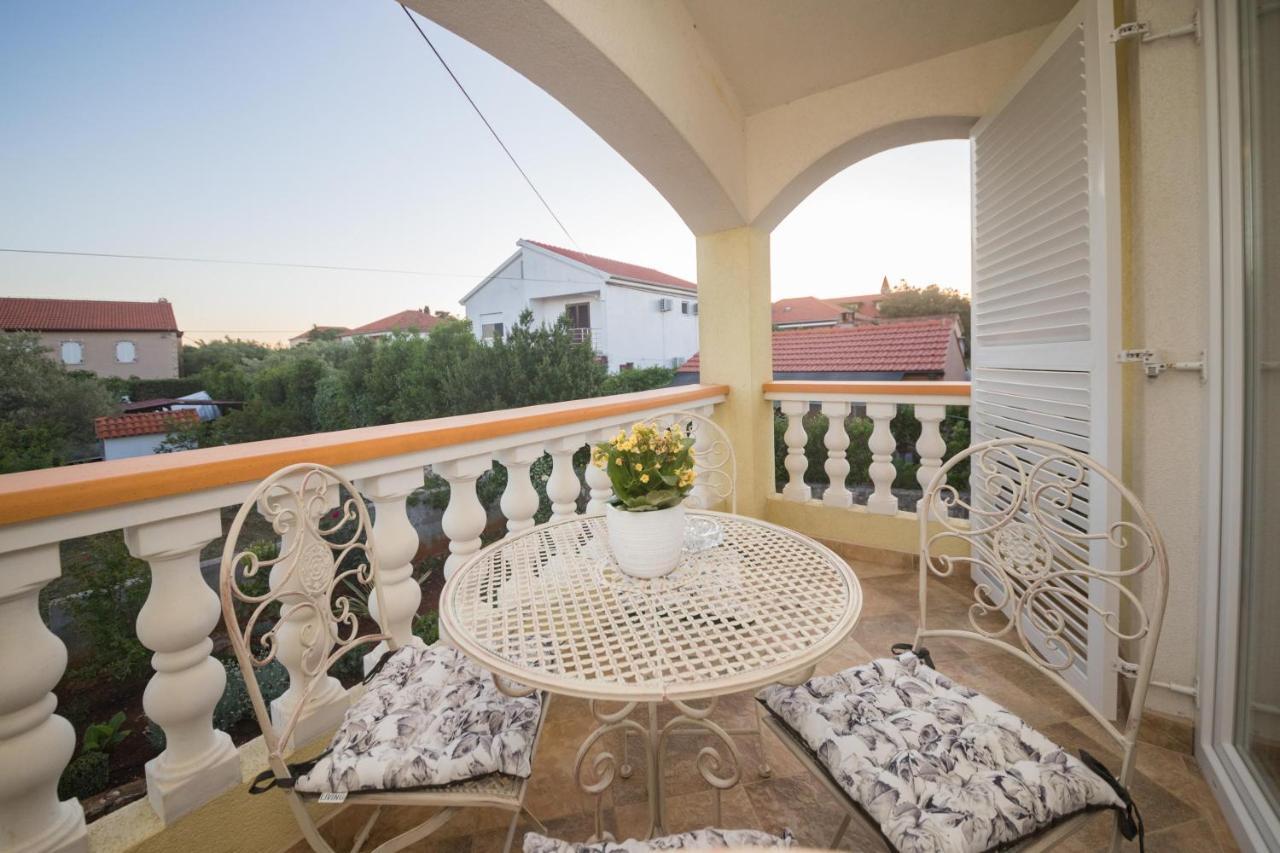 Apartmani Lenka Ugljan Exterior photo